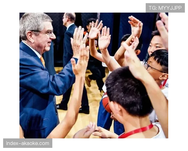 季前赛花絮：狂热新秀与小球童击掌互动瞬间温暖全场